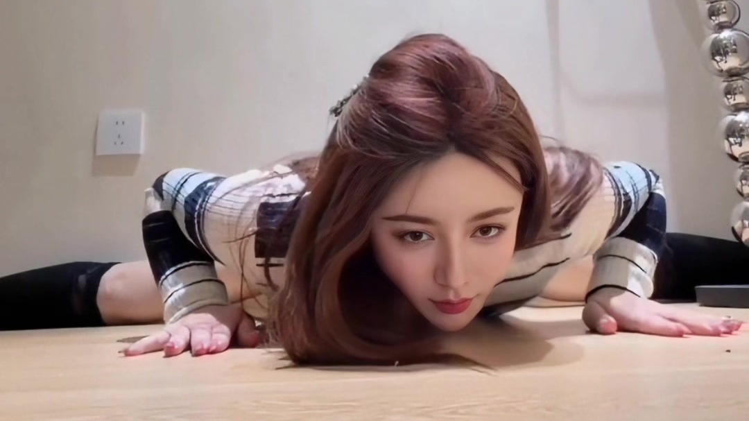 一字马挑战燃爆全网！极致柔韧展现惊人身体素质