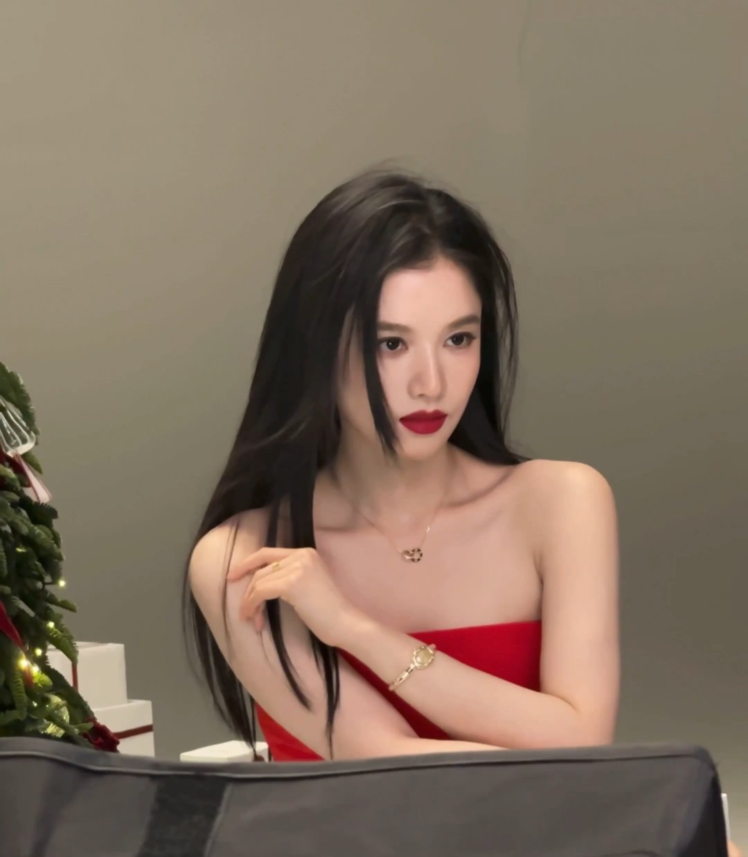 这个张婧仪完全明媚美抹胸红裙完全戳中我的心吧