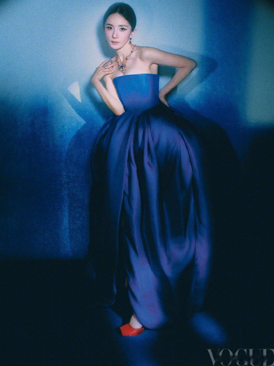 杨幂VOGUE开年刊来了，恭喜幂幂二登VOGUE顶刊快一点出内页啊！