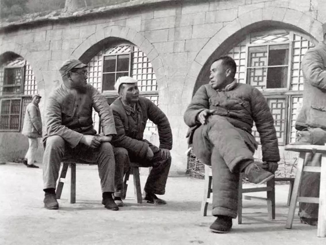 49年毛主席坐车秘经涿县，守城哨兵阻拦：车上就算是毛主席也不行1949年3月