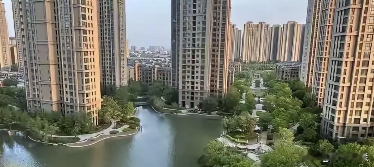 给你一个建议，无论如何，一定要买套属于自己的房子。如果你手上的钱不多，买个