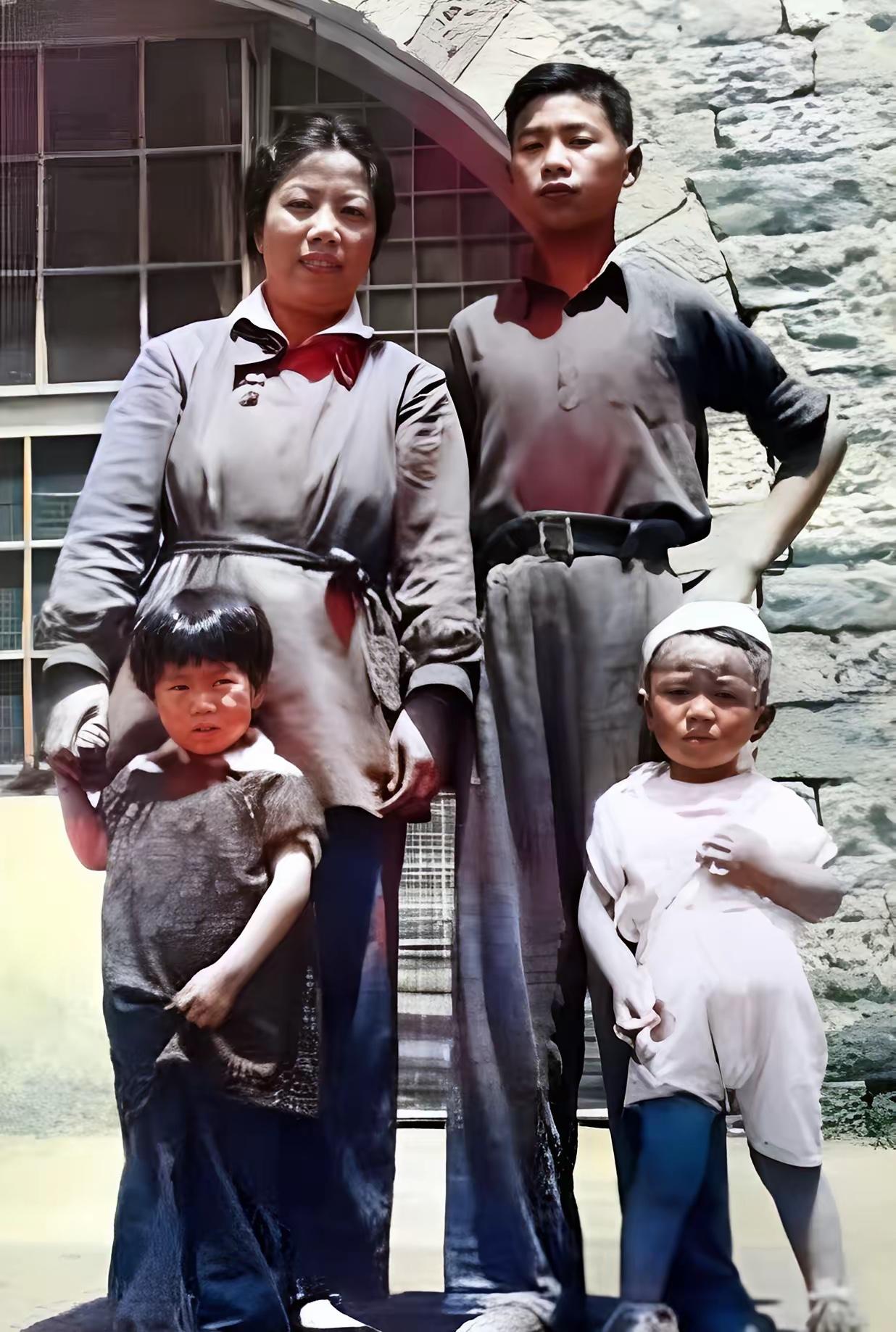 这是拍摄于1945年的延安，邓颖超虽年过四旬，她的面容依旧可爱温柔，她和周总理一