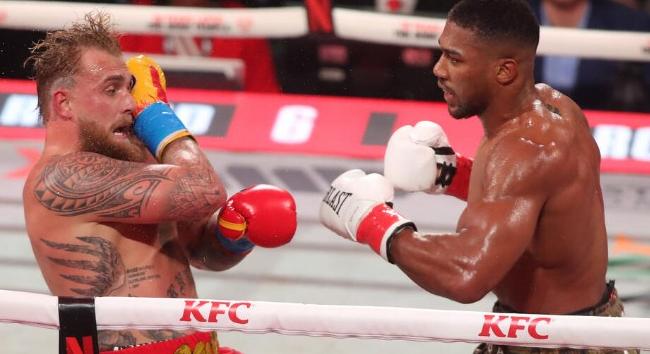 28岁的美国知名博主兼业余拳击手杰克·保罗这次比赛输了。对手是前WBO、WB