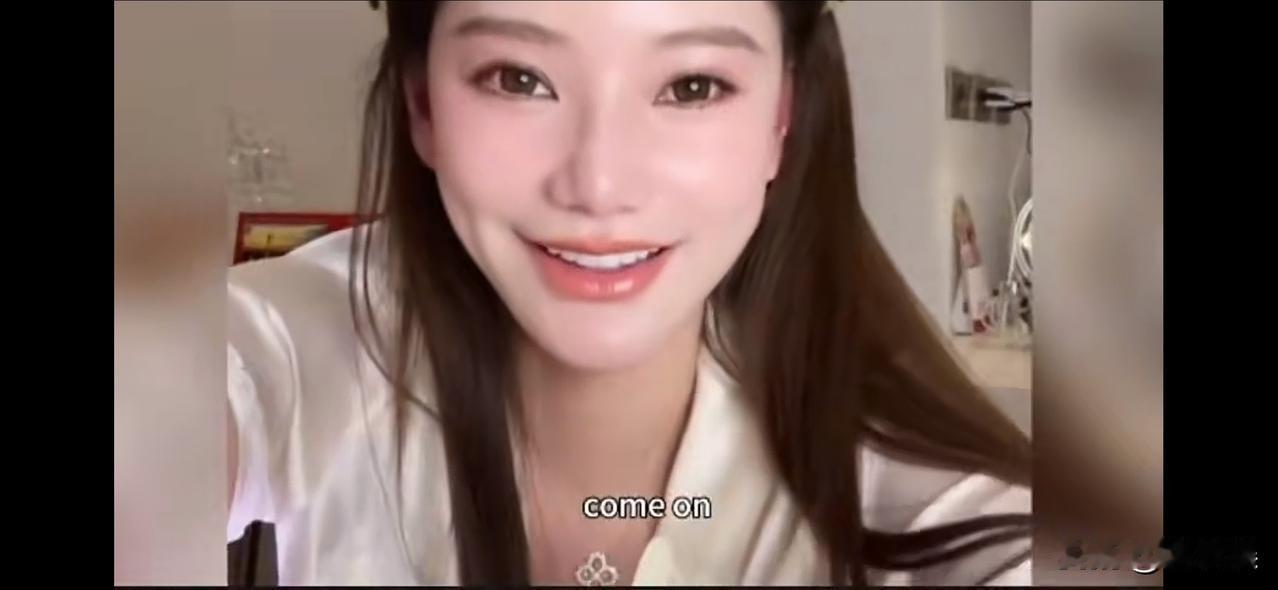 汪小菲，太安逸了，马筱梅在直播带货，他睡在一旁的长沙发上，马筱梅偷偷把直播镜头转