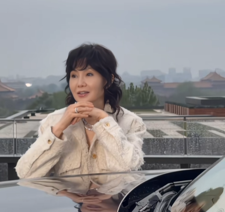 日前，张曼玉来北京参加活动，作为国际巨星，她的身边居然只带了一个工作人员，还是为