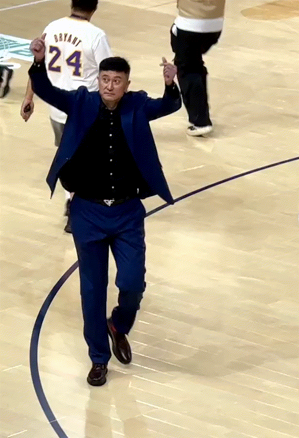 拿下生死战，杜锋指导赛后长舒了一口气，久违地向球迷比心致意，之前球队陷入连败低谷