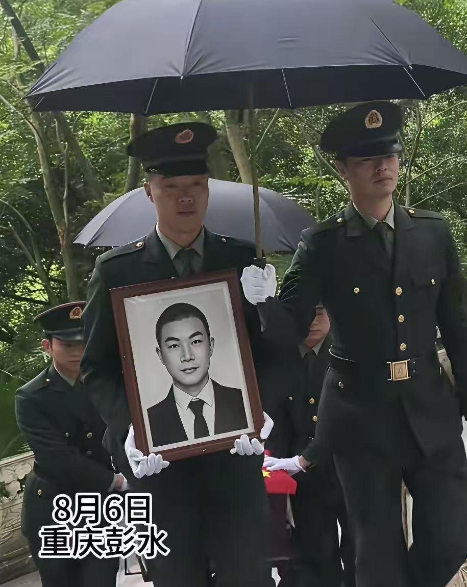 看哭了！龚宝冬的追悼会现场去了很多人，全部都默默守在山谷烈士园门口和道路边，等待