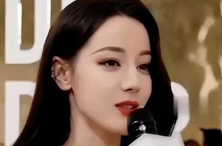 迪丽热巴2025年《时尚芭莎》金九封面预售成绩十分亮眼，开售1小时销量就飙升至7