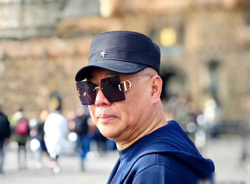 郭德纲指着镜头破口大骂，说我唱戏像梆子的人全是我孙子。这句话像个带火星的雷管，直