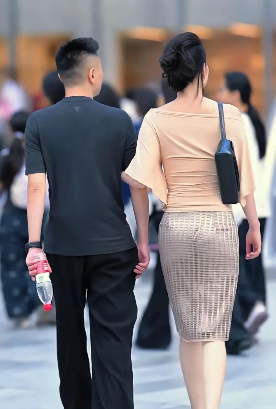 有人知道为什么男生陪老婆逛街手里要带瓶水呢。