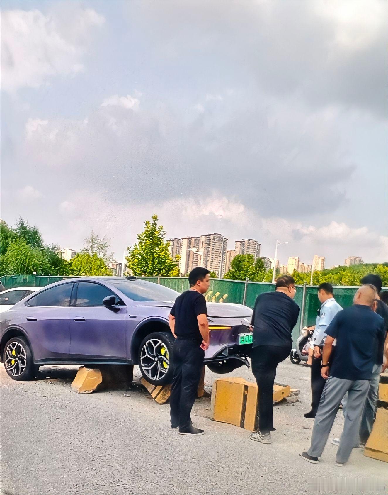 这么开车，看来是有说法的