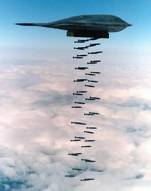 中国能打下B-2吗？美国B-2轰炸机，能神不知鬼不觉的打完伊朗，又飞回美国本土。