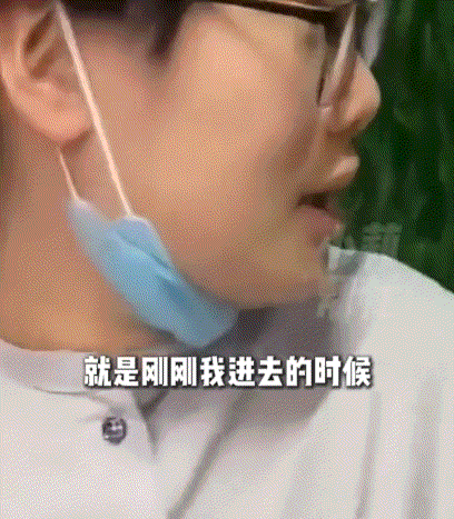 甘肃，一女子路过一停车场时，不小心把一块靠着墙上的板弄倒，蹭到了旁边停着的一辆车
