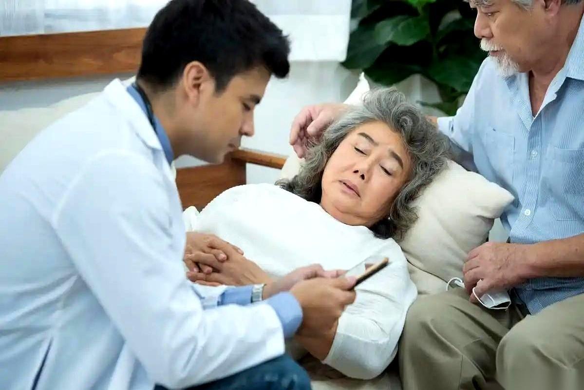 刚看到个事儿，手脚冰凉。一个51岁的阿姨，人没了。不是没吃降压药，是吃了药，然