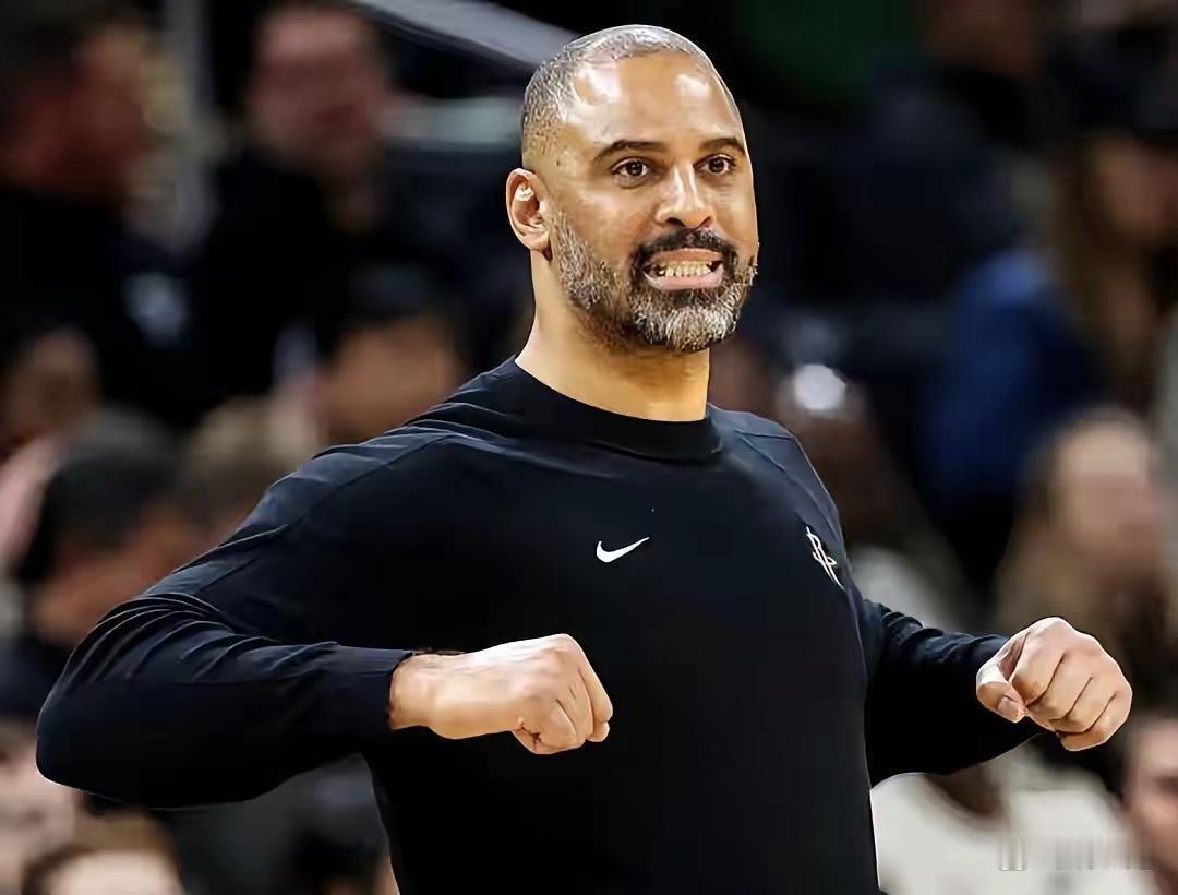 火箭带着18分的领先优势进入第四节，然后输了。申京在场上那4分钟，火箭丢了16