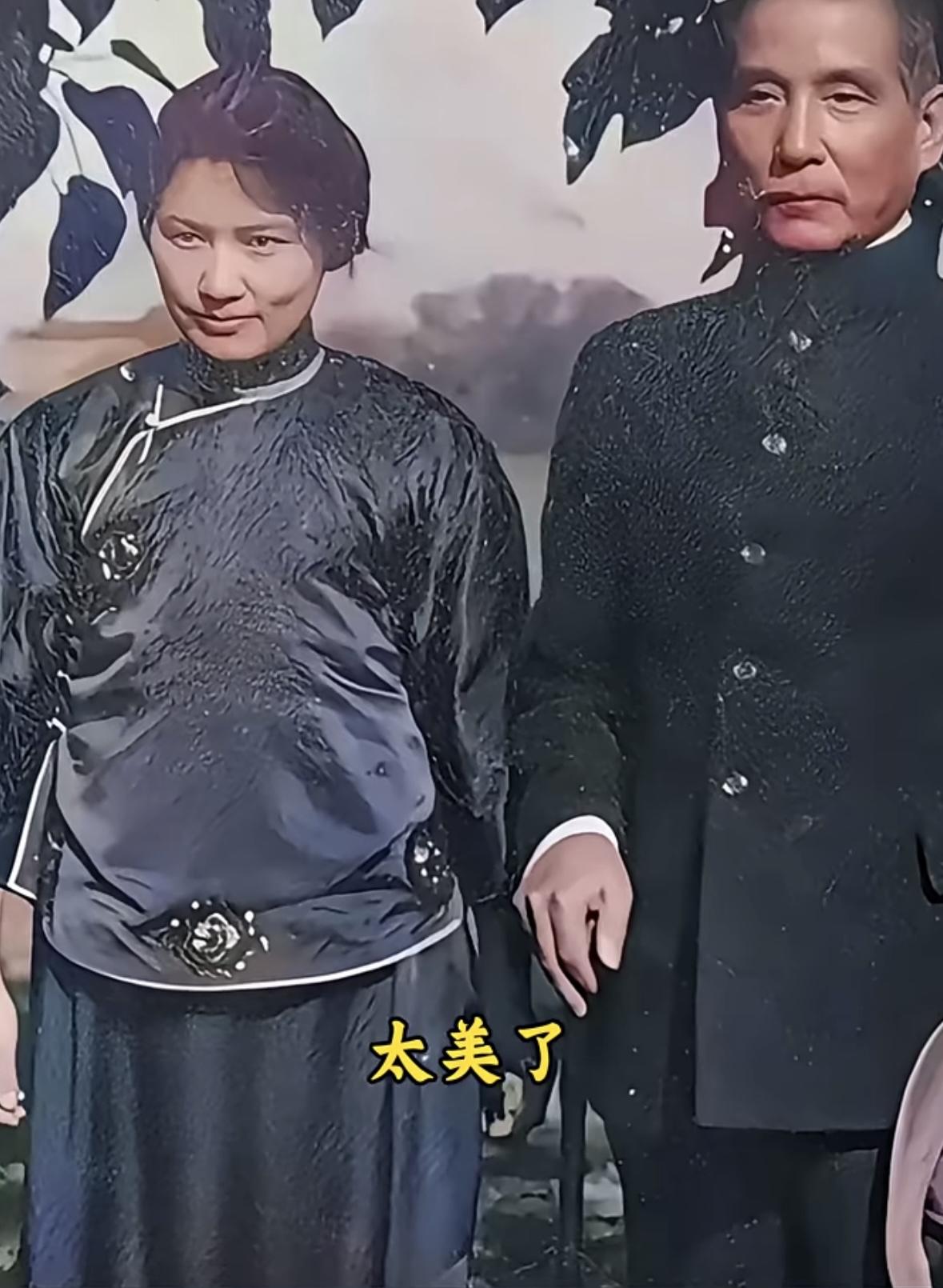 这是29岁的宋庆龄和孙中山的真实合影，这可不是演员扮演的，货真价实的照片。这