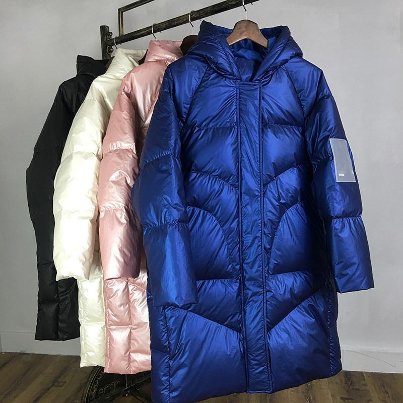 近日，一则关于中产阶级抢购羽绒服的新闻引发了热议。据报道，一家超市推出了价格仅为