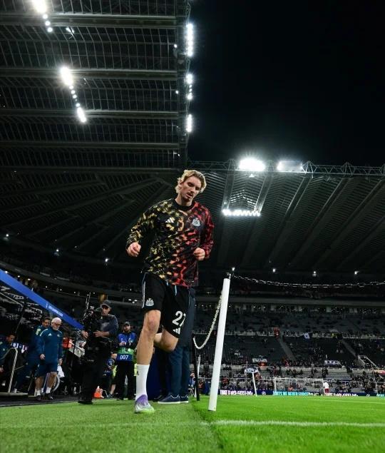 忍不住吐个槽别拿那个伊什么克跟五字弟弟比了根本不是同一种类型你见过那位回半