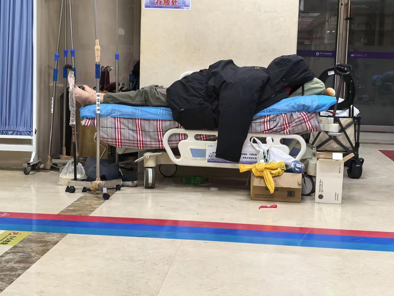 独自一人：男子大约40多岁，身高1.8米，患脑梗，朝阳区人，无兄