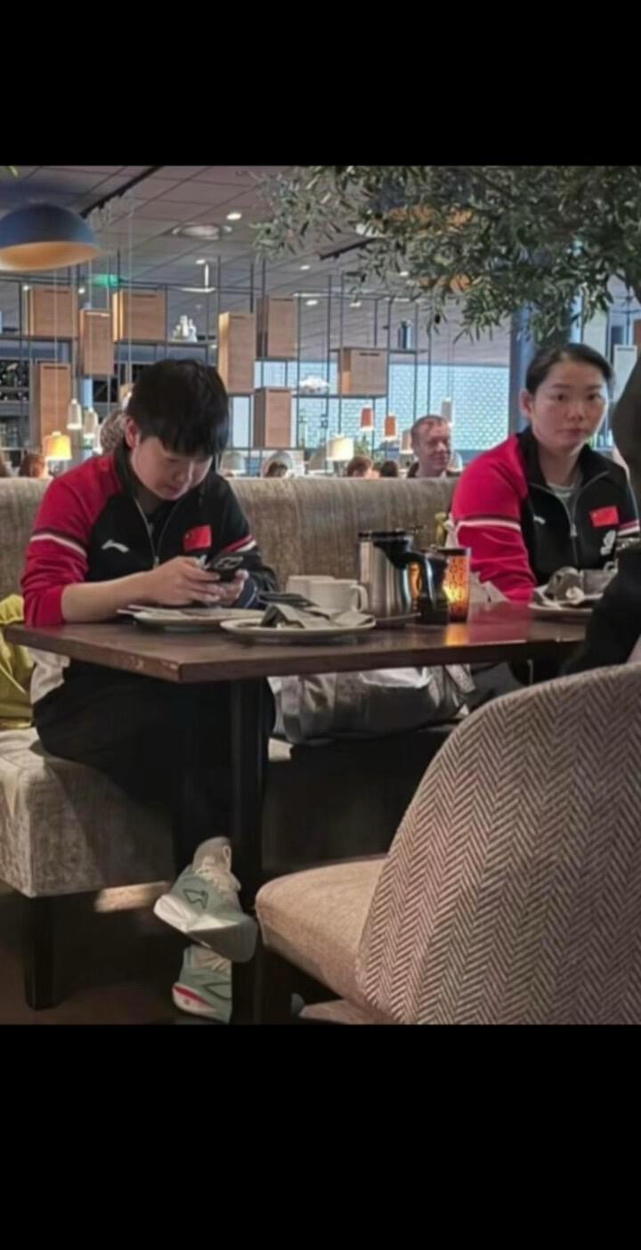 莎莎低头看手机，手机里有啥吸引人的，佳佳在发呆，莎莎沉默不语！里面有家人，亲戚