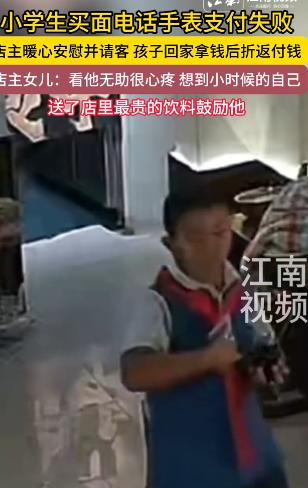 “这个小孩火到新华社了！”10月20日，四川西昌，男孩放学后背着书包在一家面馆吃