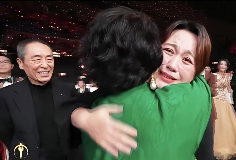 梁家辉安慰马丽不要哭，冲上热搜，成为全场最温馨的画面在大众电影百花颁奖典礼中，萨