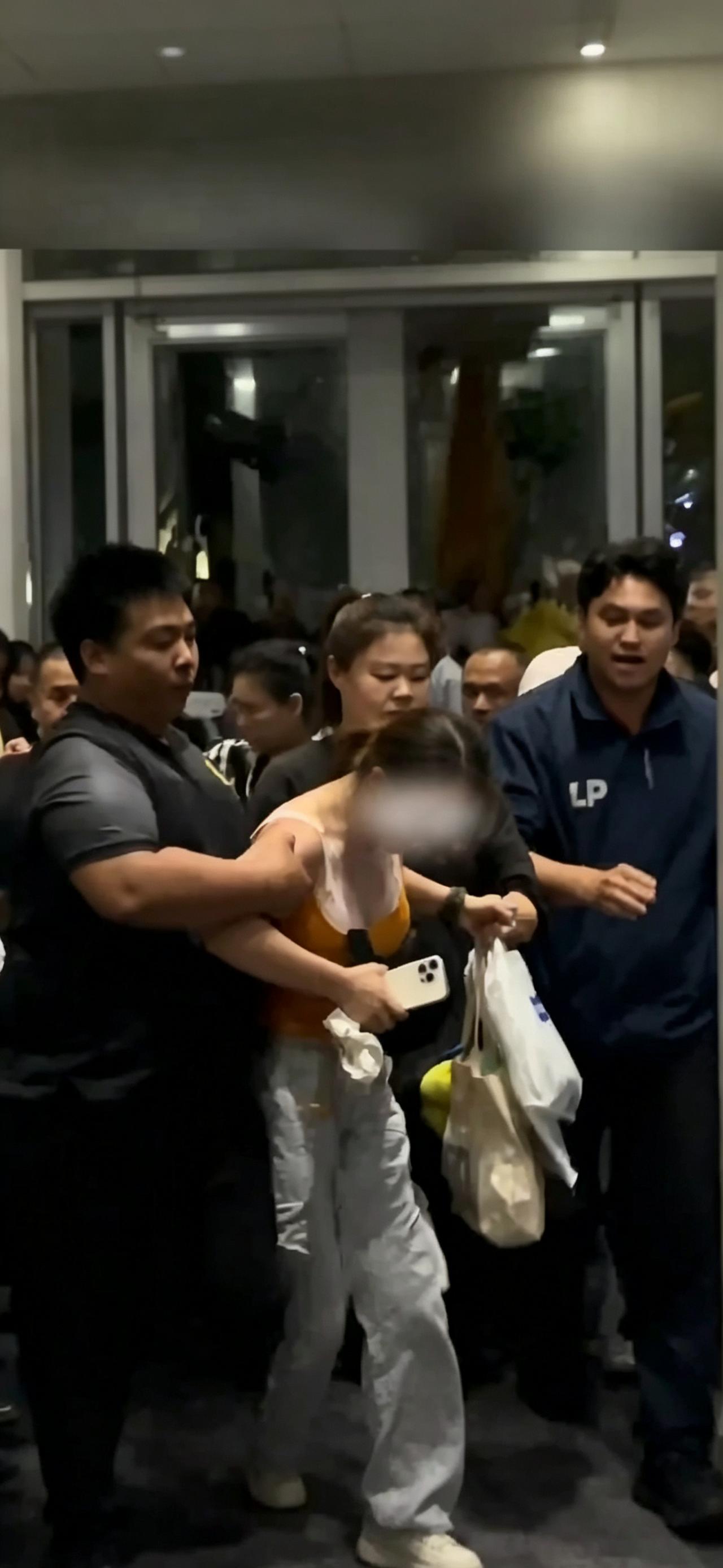 中国女粉丝泰国追星被锁喉时，泰国人在欢呼；被拖走时，泰国人在欢呼；以此嘲笑“南京