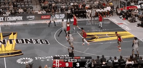 火箭真是捡到宝了！在今日马刺对阵火箭的第一节比赛中，奥科吉积极绕前防守文班，随