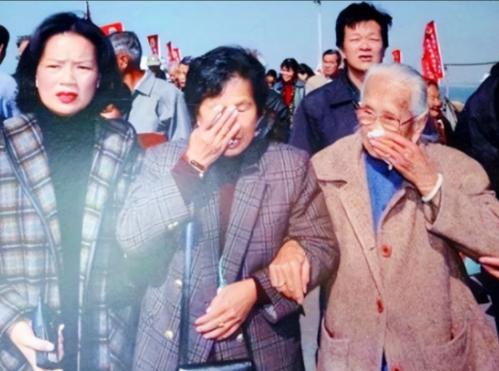 1949年，一对夫妻奉命前往台湾，无奈将仅三个月大的儿子遗留在内地；四十年后，母