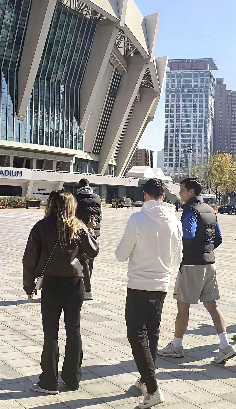 特谢拉续约谈判陷僵局，经纪人抵沪仍难破局！双方分歧太明显，经纪人张口就要年薪