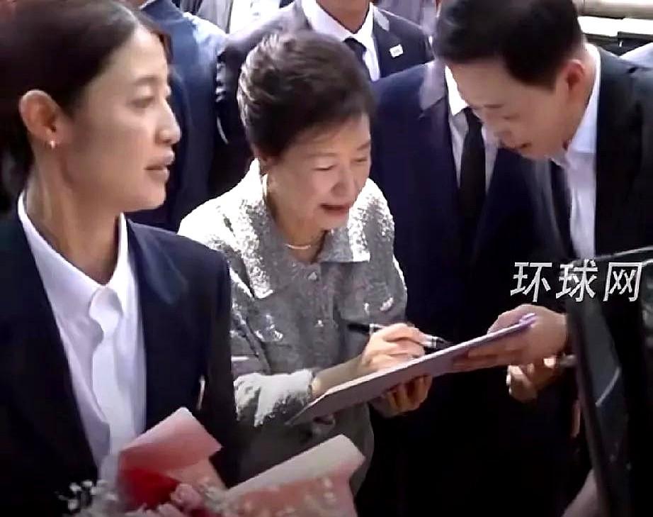 最后七天，李在明悬了！73岁韩前总统朴槿惠罕见露面，公开支持金文洙，双方已达