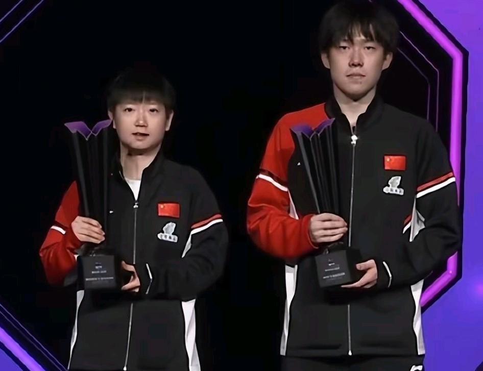 王楚钦:莎莎！又和你顶峰相见，与你在领奖台合影孙颖莎:如果这次你还不夺冠，