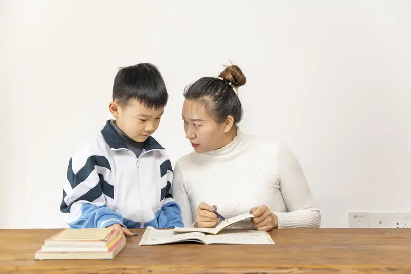 我们班班主任的做法，可以成为全体教师的反面教材。和一个新手班主任搭档，她的很多