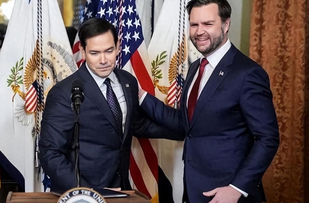 特朗普这回不藏了！接当着所有人的面官宣了2028年大选的“钦定接班人”。