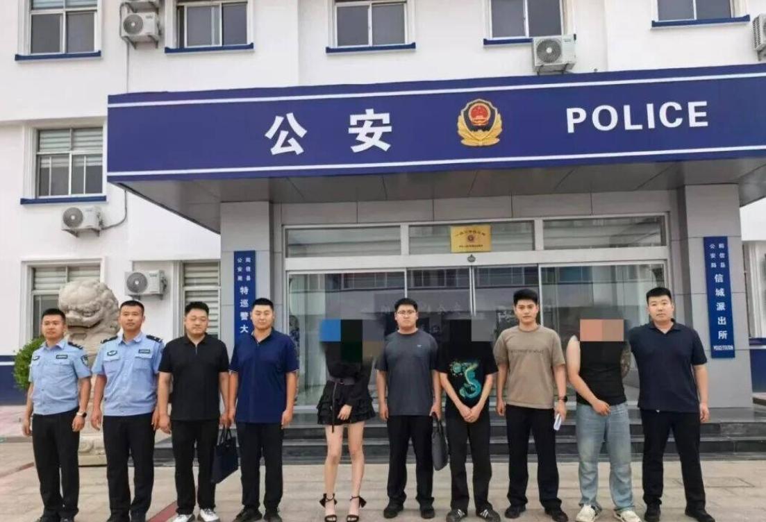 一男子晚上睡不着，百无聊赖刷手机，在网上认识了一个女人。聊了几句，对方言语暧昧，