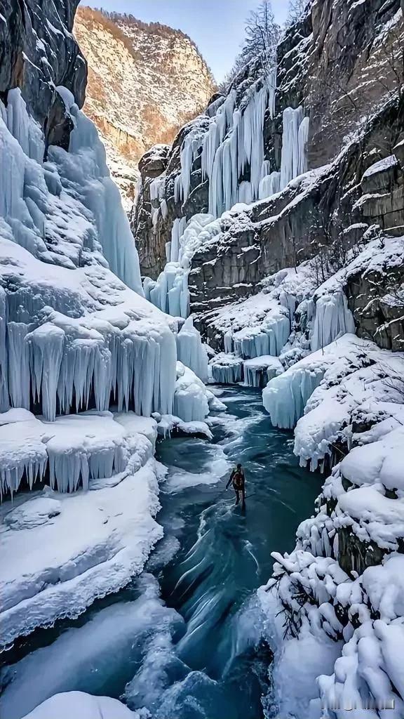 冰挂悬崖间，人在画中行。冰面美景冰挂雪景冰挂景观