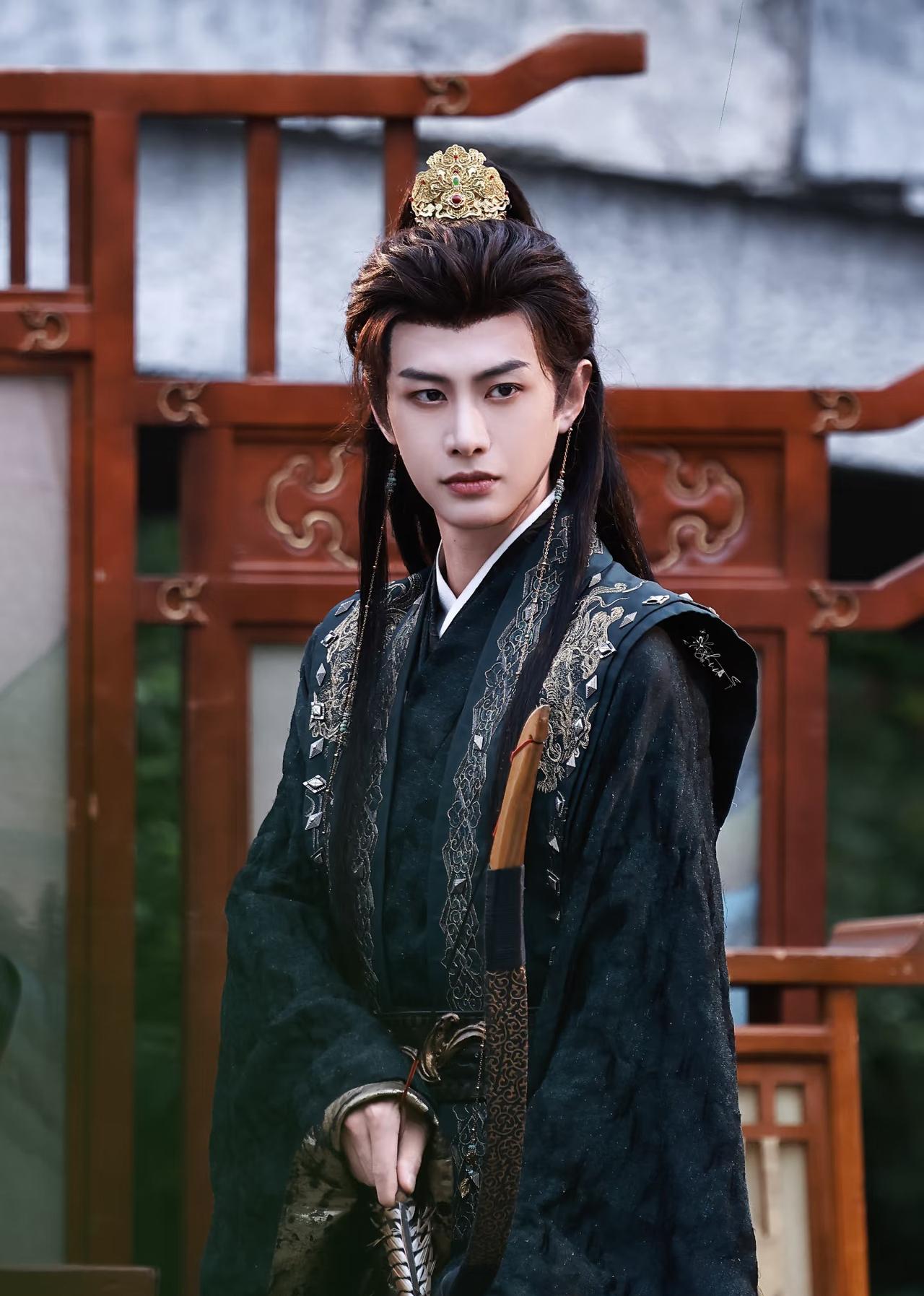 很奇怪，很多短剧男演员，要么古装出彩，要么现代装出彩，真正两者都突出的真的少之