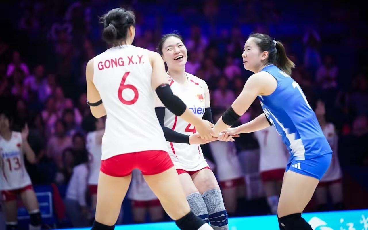 中国女排3局25：21零封塞尔维亚女排。来自江苏女排小将唐欣在进攻、拦网和发