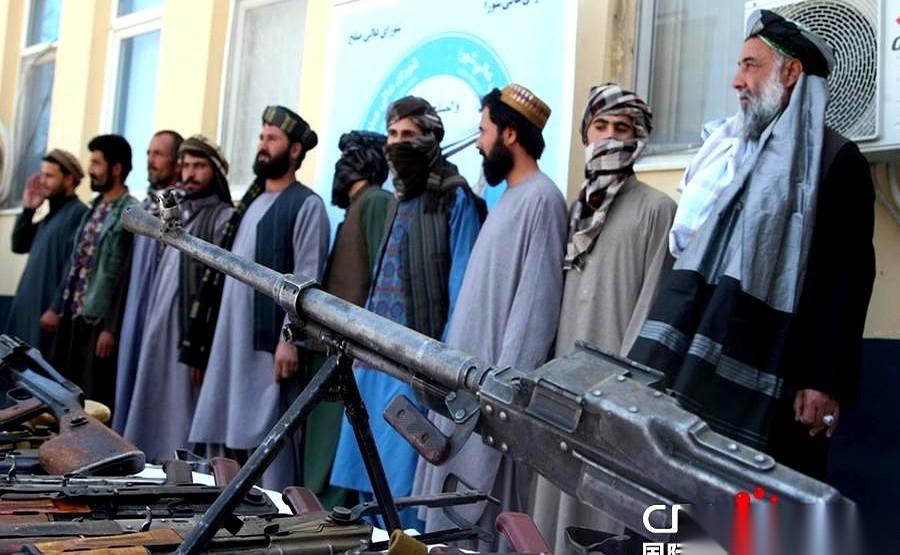 我看到那条新闻的时候,人是懵的。阿富汗塔利班的国防部长,居然公开给巴基斯坦塔利