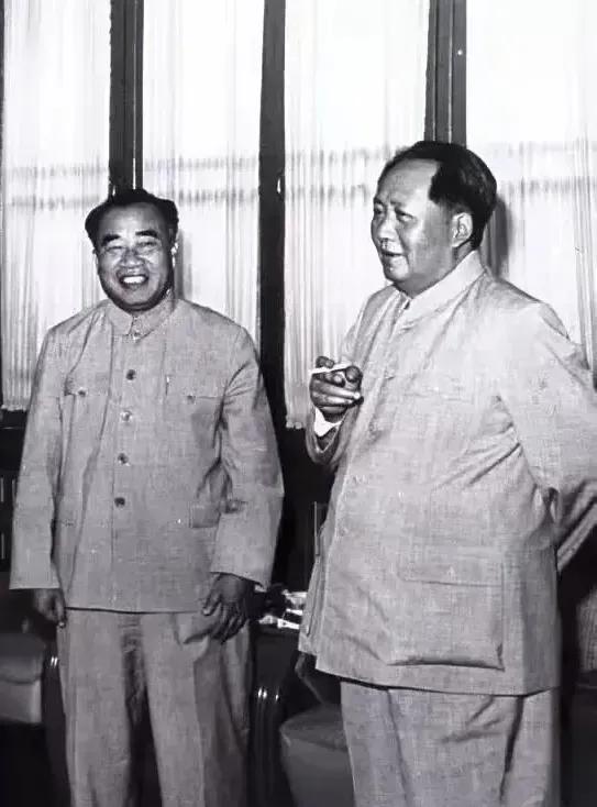 热饭送暖有一段时间，警卫部队的炊事班离朱老总的驻地较远，执行警