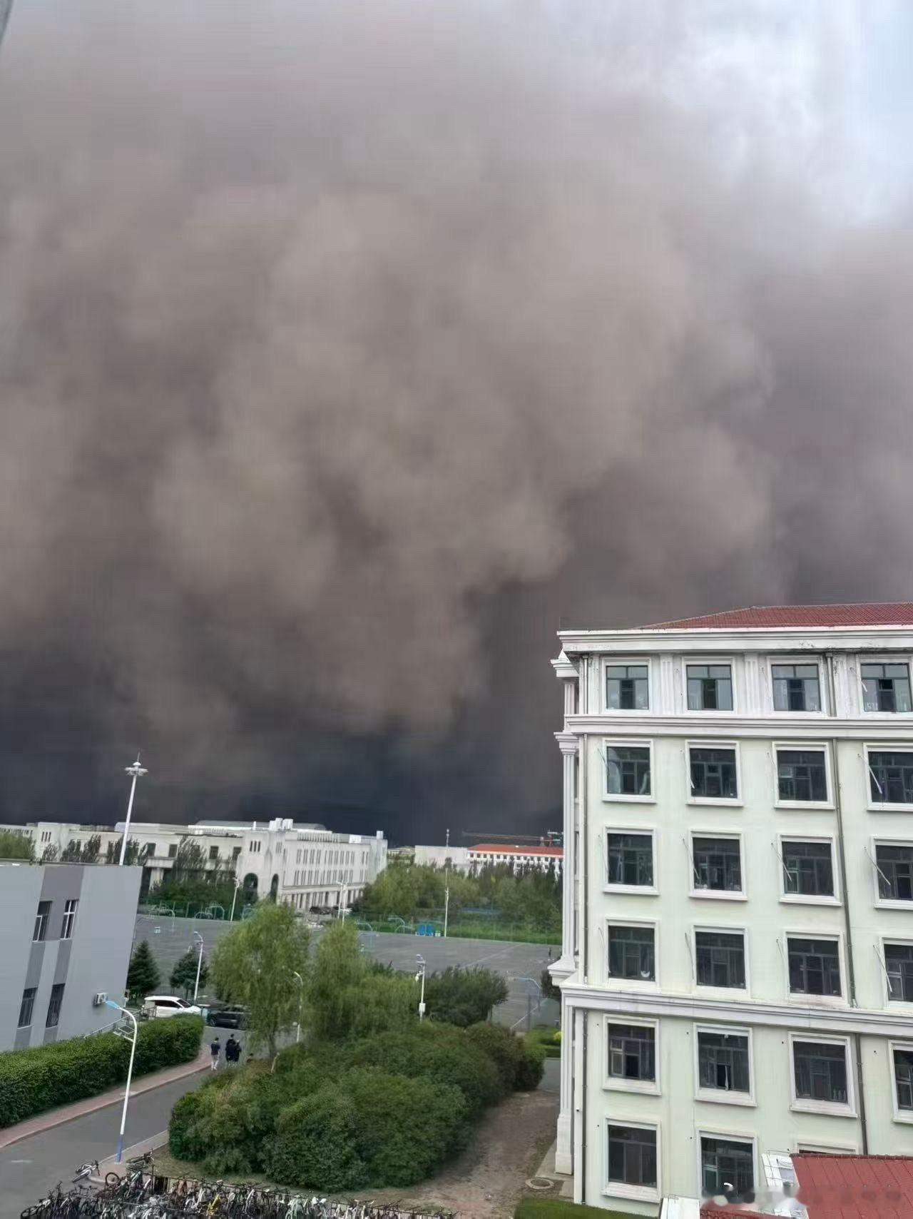 哈尔滨沙尘暴刚看到亲戚家孩子从哈尔滨发来的现场照片，被这场突如其来的沙尘暴吓到了