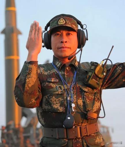 从炊事兵逆袭全军兵王！火箭军王牌号手何贤达，普通士兵的极致封神路何贤达，1