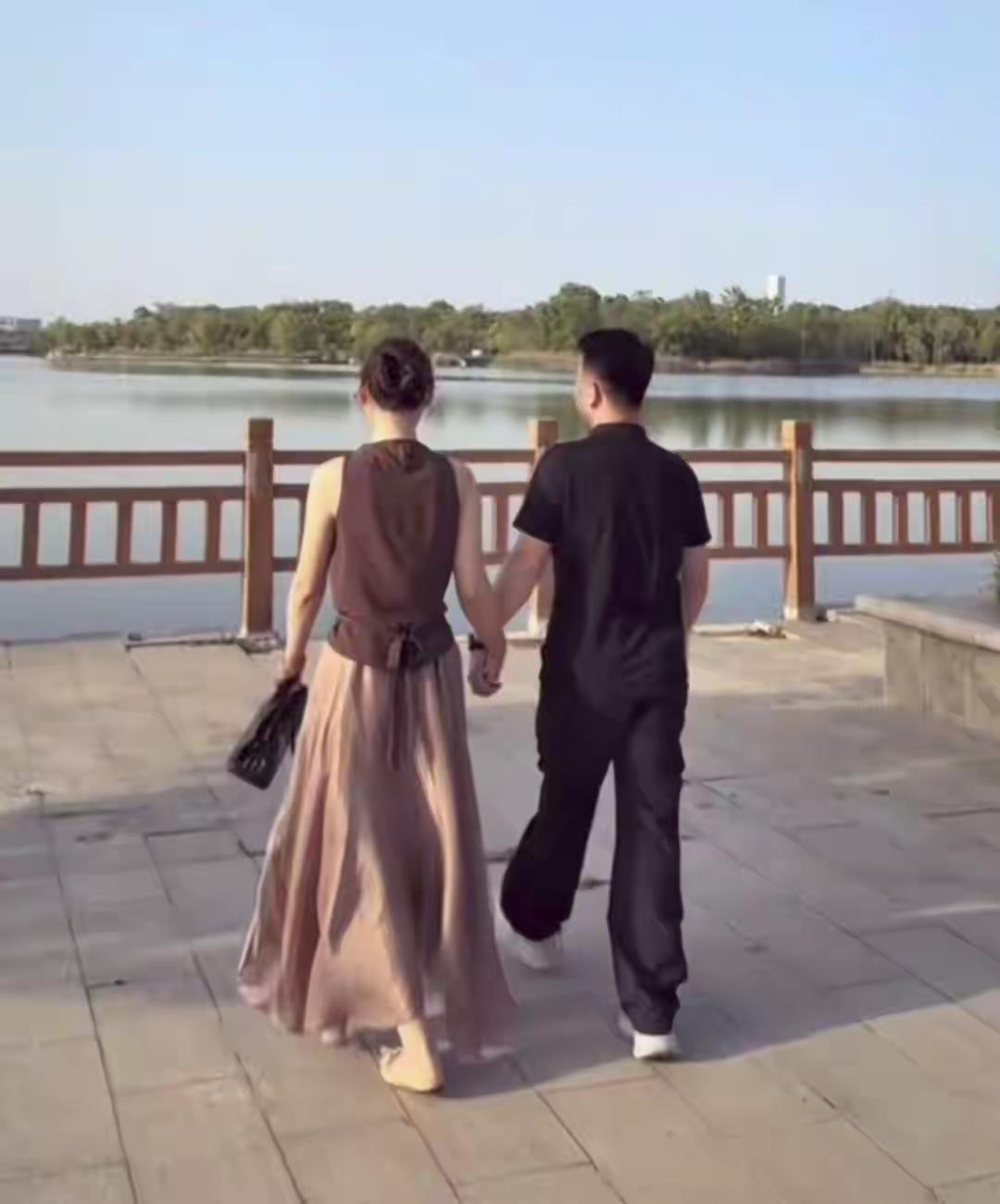 大衣哥前儿媳陈亚男订婚后好幸福，未婚夫是频繁晒幸福！陈亚男自订婚之后，晒男友的