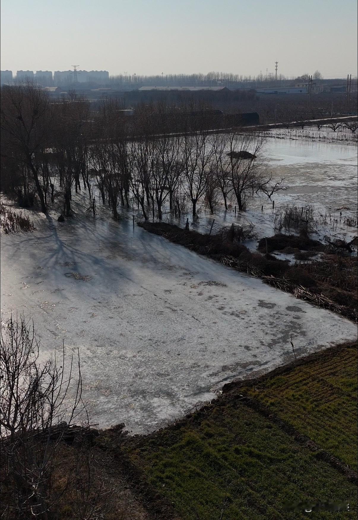 这几天保定西边“一亩泉水”复涌，引得周边许多村民围观。而且不光是一亩泉，保定