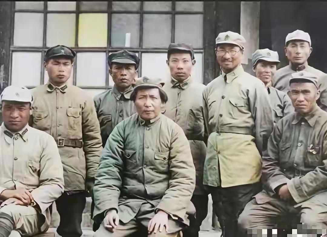 这张照片里，全是新中国的缔造者，个个都了不起！如果你认出三位，绝对是资深历史迷，