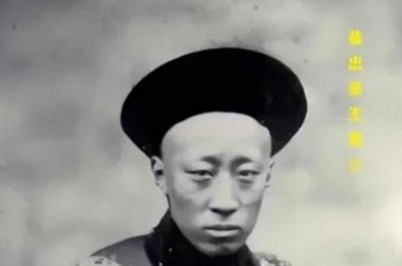 1861年，肃顺被带到宣武门菜市口处决时，拒绝下跪，愤怒地说：慈禧是一个给国家和