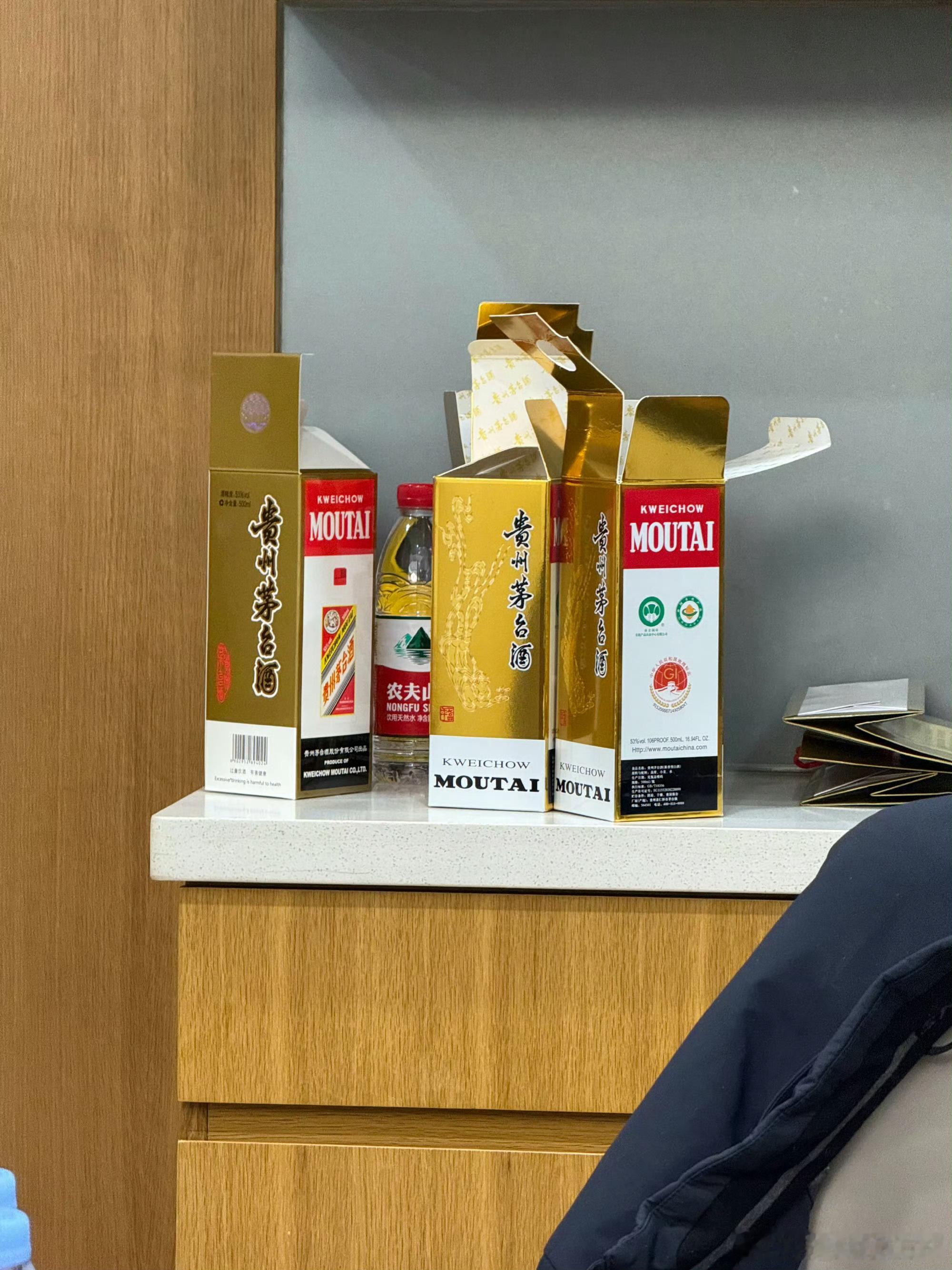 想起来有次喝茅台饭桌上有两位经销商大哥这二位大哥分别代理了不同品牌认识了20多年