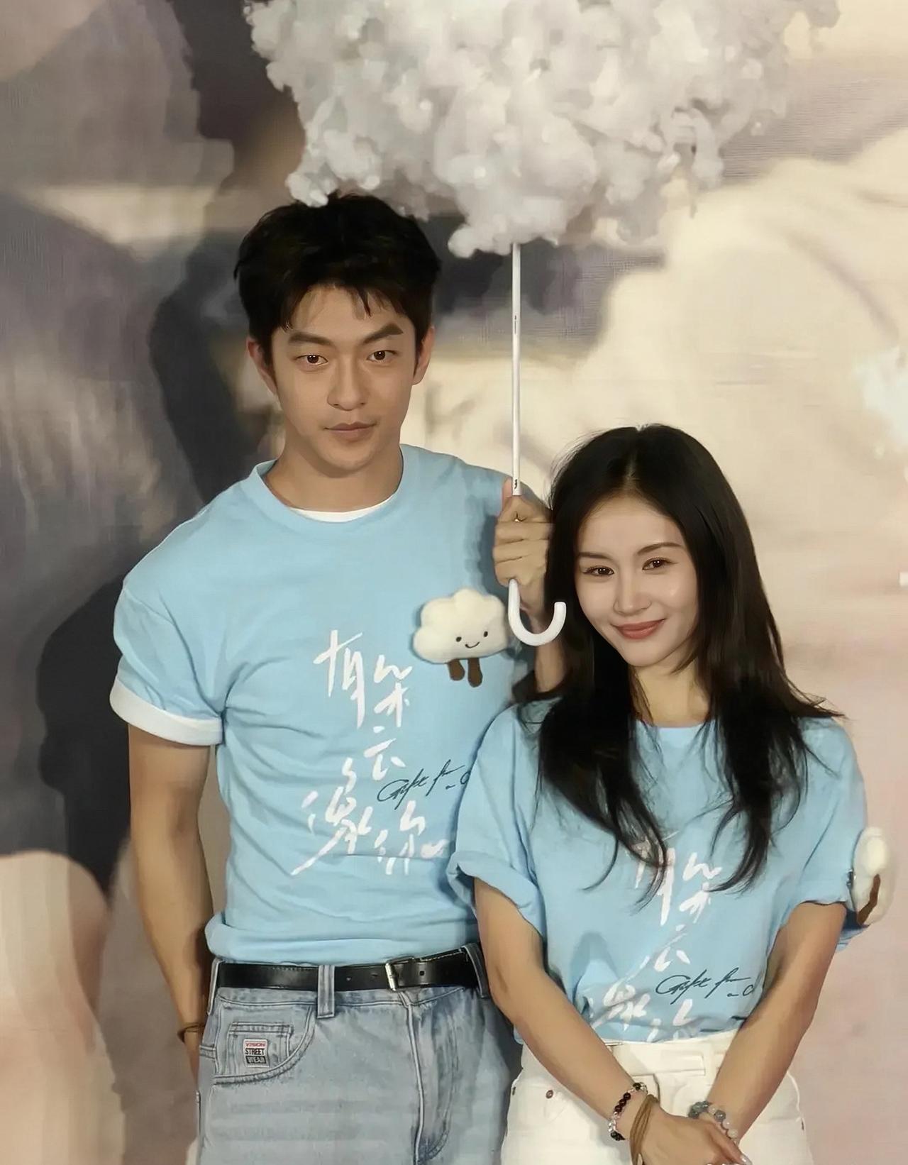 近日，王子文与屈楚萧现身上海，为电影《有朵云像你》路演。看到屈楚萧穿的牛仔马