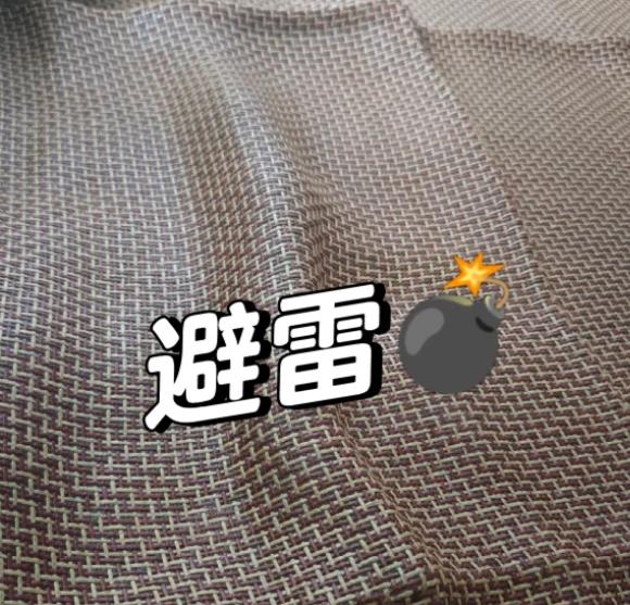 邻居小陈去年花300多买了床高档麻将凉席，睡了不到一周就扔阳台吃灰了！昨天我去串