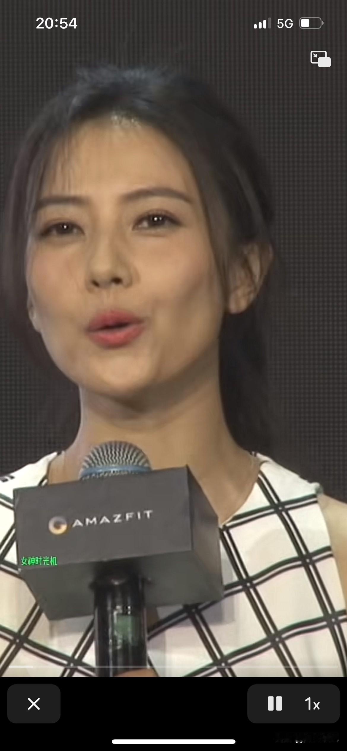 高圆圆已经老了，但是还是那么有味道，看看这张精致的脸型，一点也不感觉老态，反而越